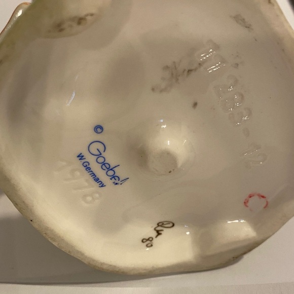 Goebel Girl Figurine laundry in Green and Purple - Picture 2 of 4